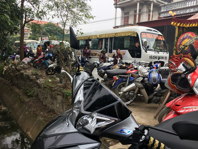 Vụ chồng sát hại vợ và 2 con gái: Nhiều người xót xa tiễn đưa 3 nạn nhân